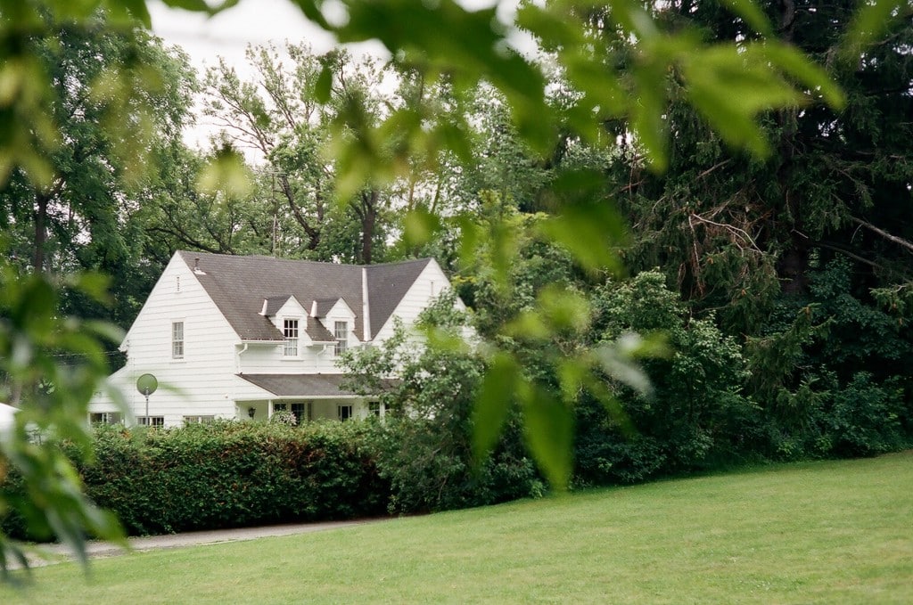 Backyard tented Ontario wedding. Photos by Aron Goss and coordination by rebeccachan.ca