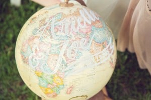 Elegant vintage-inspired purple and gold wedding - Globe