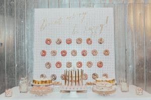 Donut wall - Modern and Graphic Wedding at Airship37