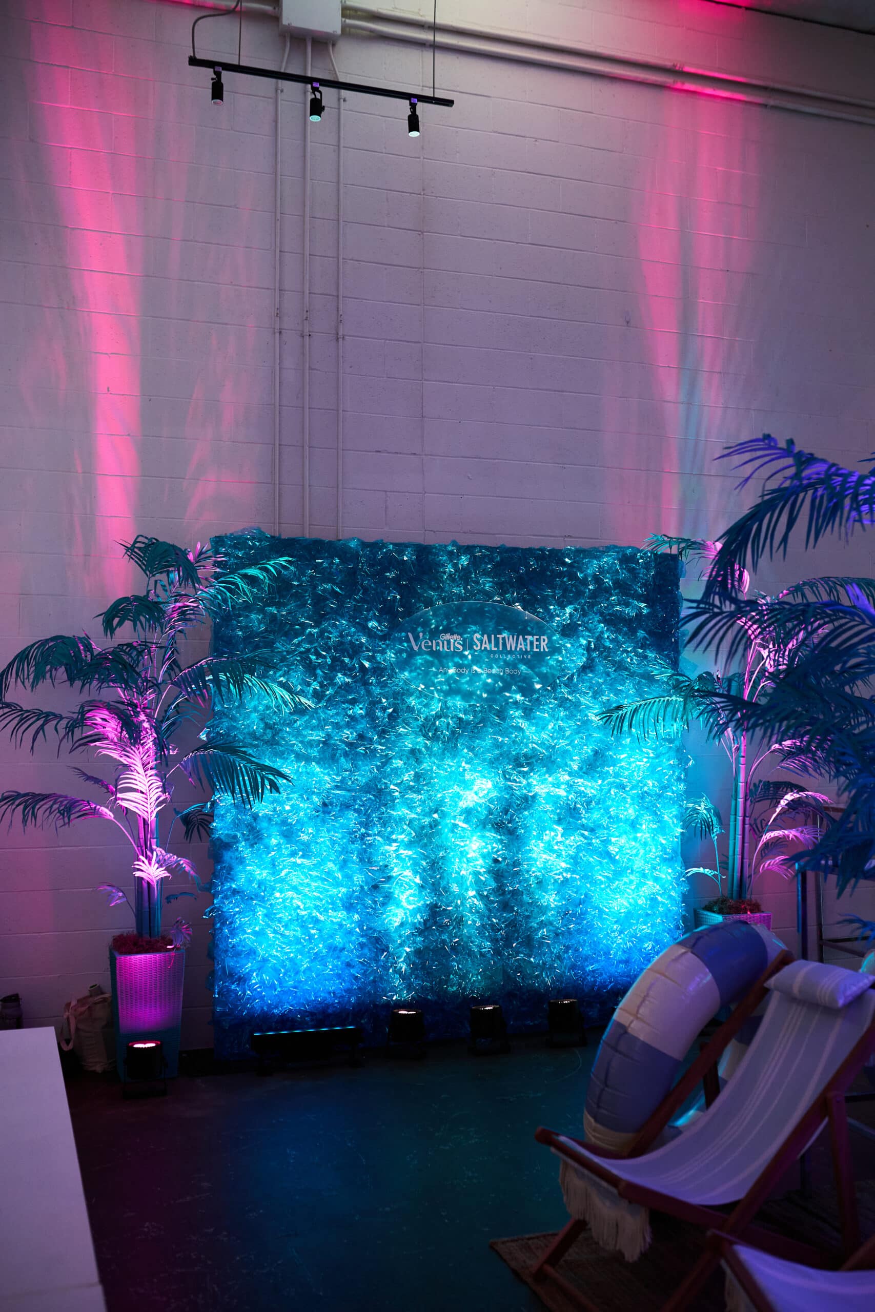 Gillette Venus photo opp - blue crinkle wall with blue palm trees