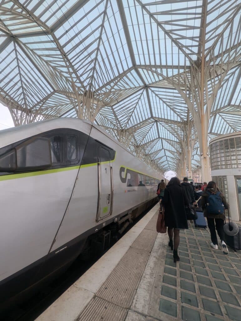 Porto Lisbon travel guide - Taking the train to Porto