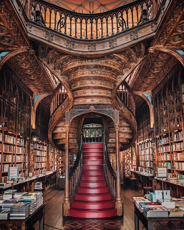 Porto travel guide - Visiting Livraria Lello